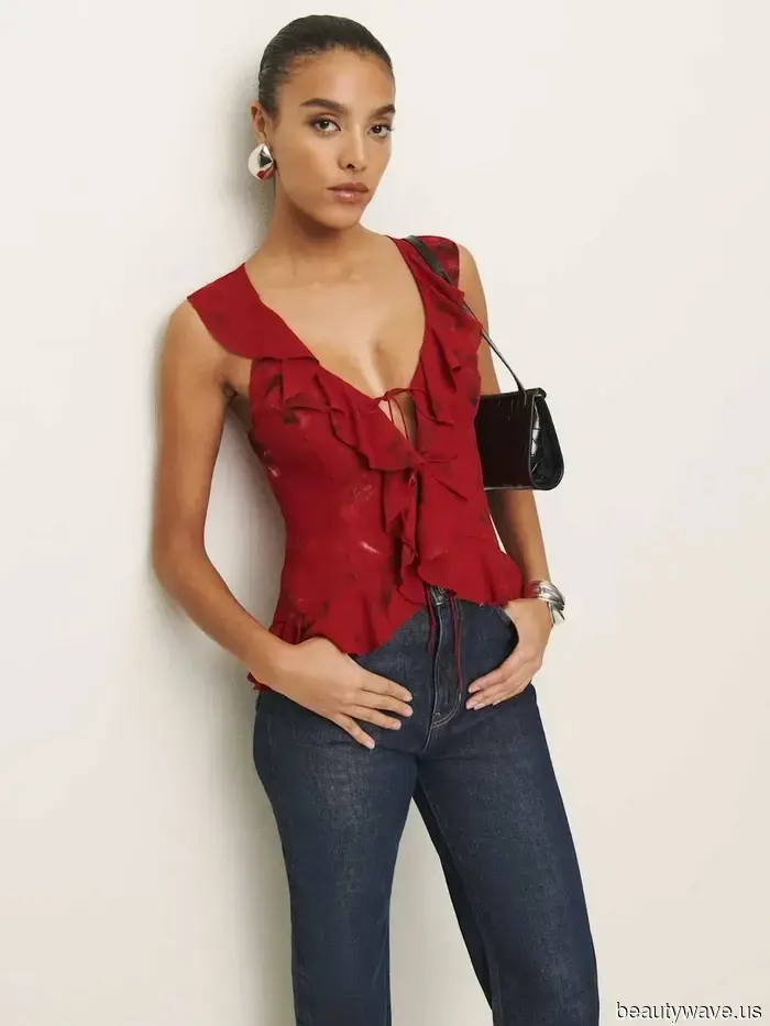 La gente está comprando esta bonita tendencia de camisa con la intención de usarla por la noche con jeans.