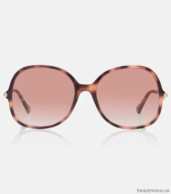 Statt Aviators oder Ovals lässt dieser Sonnenbrillen-Trend der 00er Jahre ein Outfit wie 2026 aussehen.