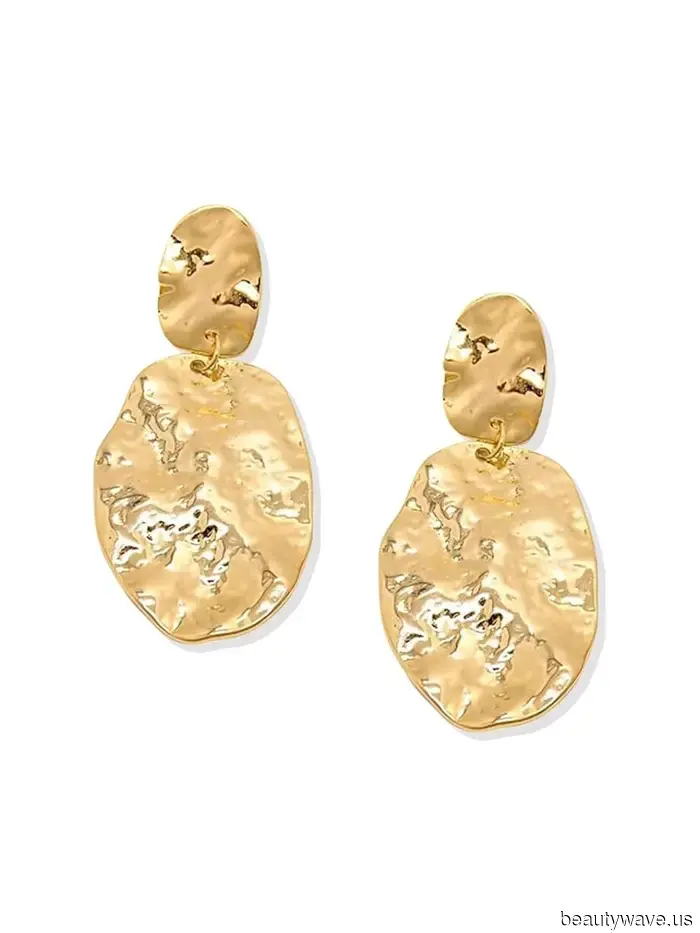 No one sports a white T-shirt quite like a fashion enthusiast—6 exceptionally stylish outfits to replicate now.