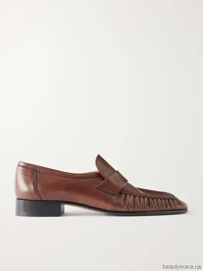 Chic It Girls are in consensus: These trousers paired with this flat-shoe trend epitomize coolness for Fall 2026.