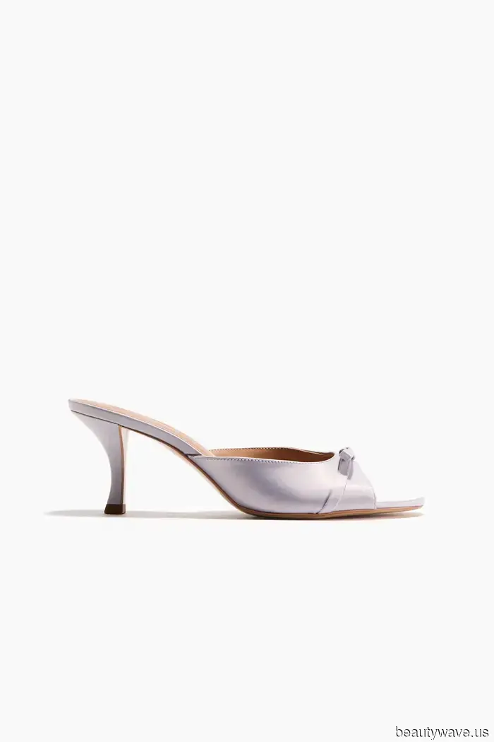 Dimentica i tacchi neri&mdash;Victoria Beckham ha appena indossato la tendenza di colore delle scarpe che non mi aspettavo fosse così chic.