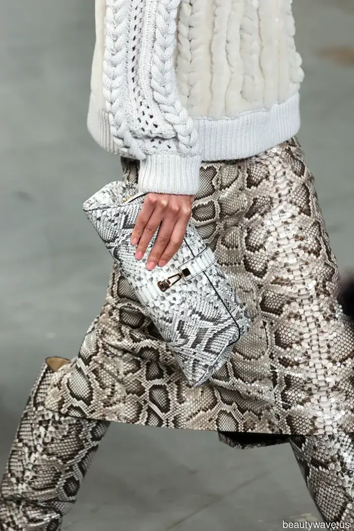 A friend inquired about the handbag color trends that will be popular this winter and in the future, so I shared these essential styles with her.