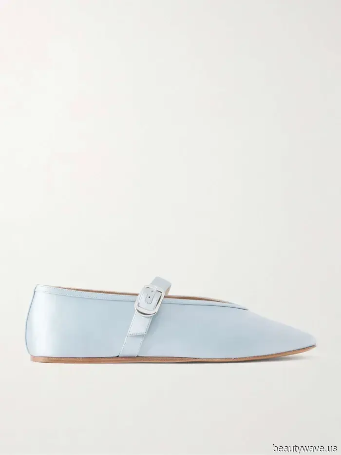 I admit it! This shoe color looks even more stylish with jeans than with black or brown.