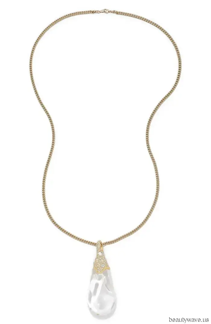 Bella Hadid acaba de llevar la tendencia de accesorios más grande de 2026 en París.