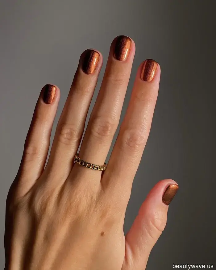 No Plata, No Oro&mdash;Esta Es la Tendencia de Uñas Metálicas que Está Dominando Este Diciembre