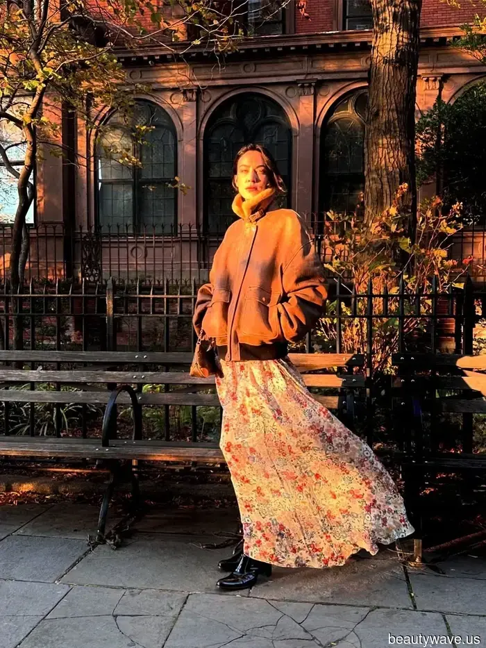 Se continuerai a indossare abiti floreali in inverno, questa giacca e questi stivali sono assolutamente fondamentali.