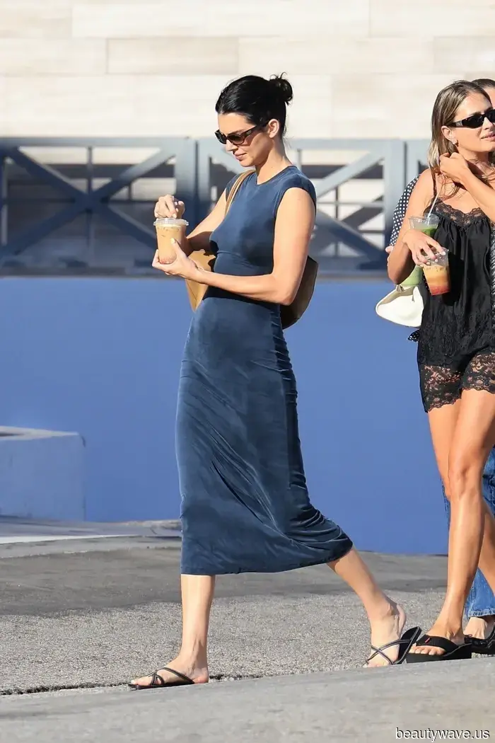 Si la comodidad de unos vaqueros y una camiseta viniera en forma de vestido, se vería muy parecido a esto&hellip;