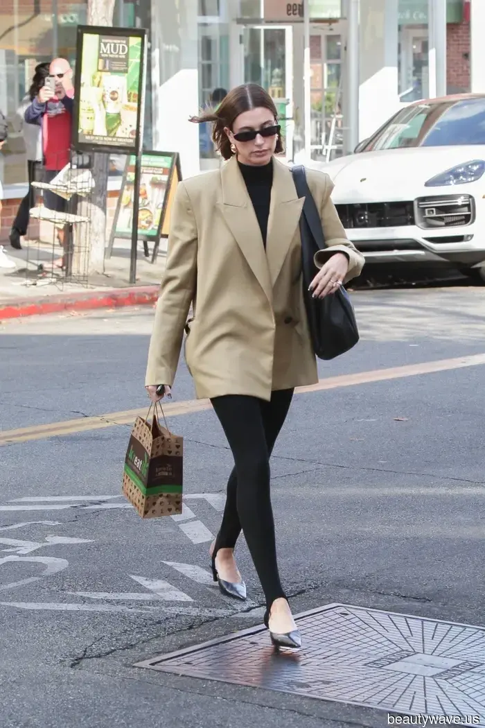 This Previously Outdated Legging Trend Is Being Revived by Designers and the Fashion Community.