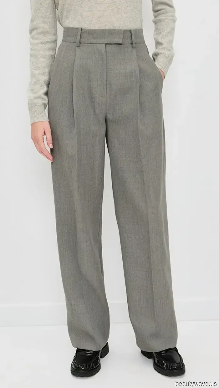 Las chicas geniales saben que combinar esta tendencia de pantalones con un bolso de rafia es el nuevo atuendo de primavera.