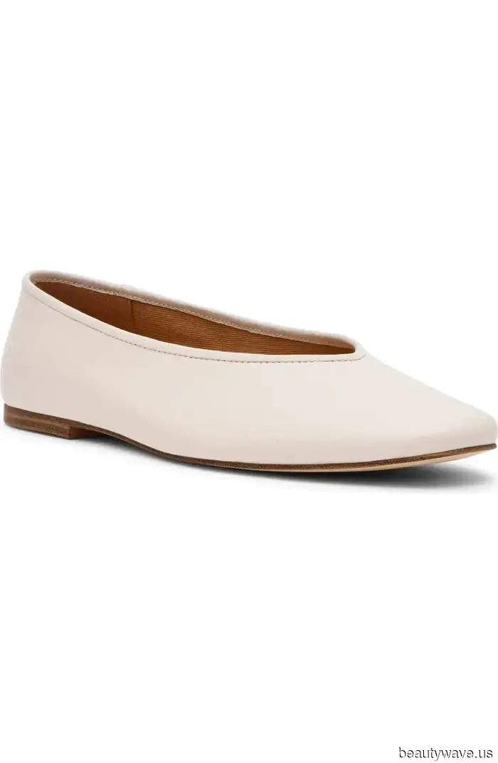 Just so you know: Currently, every fashion enthusiast is opting for this beautiful shoe color rather than black.