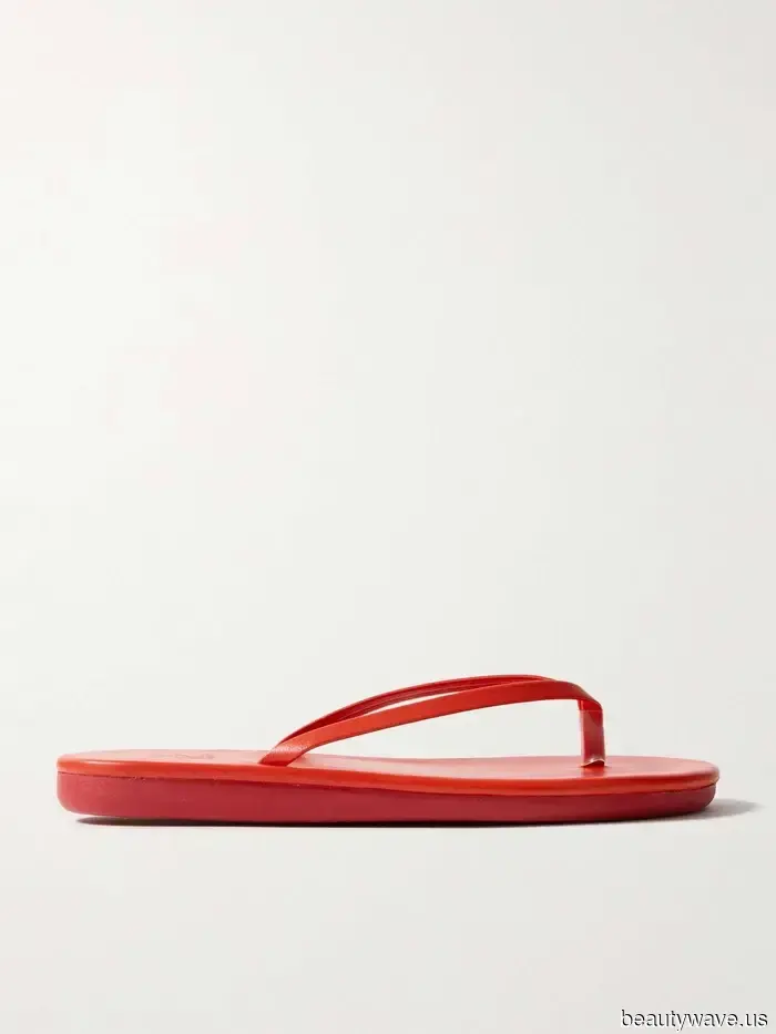 Black flip-flops are always stylish, but these 7 outfits demonstrate that this color is much more fashionable.