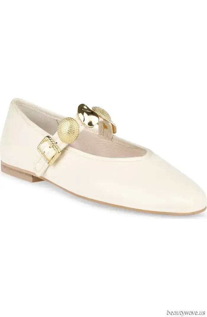 Questa è la tendenza delle scarpe basse eleganti che le donne raffinate indossano improvvisamente con i jeans bianchi