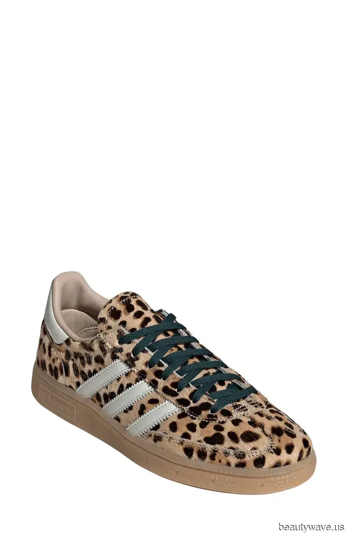 Le persone di moda a Parigi sanno che queste tendenze estive delle scarpe sono fondamentali per un look ben curato.