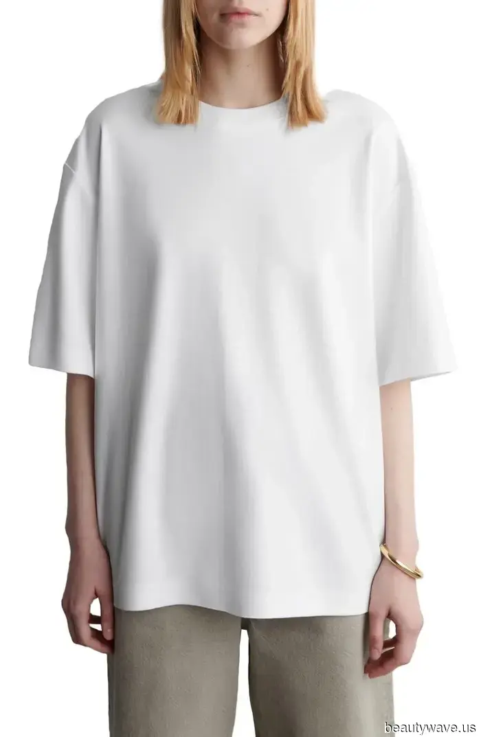 Da Base a Designer: Questa Tendenza dell'Outfit Renderà I Tuoi T-Shirt Subito Simili a Quelli di The Row