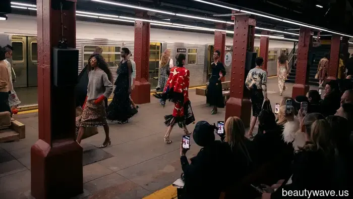 6 Tendenze che tutte le ragazze alla moda indosseranno nel 2026 sono state appena rivelate al Chanel M&eacute;tiers d'Art Show a…