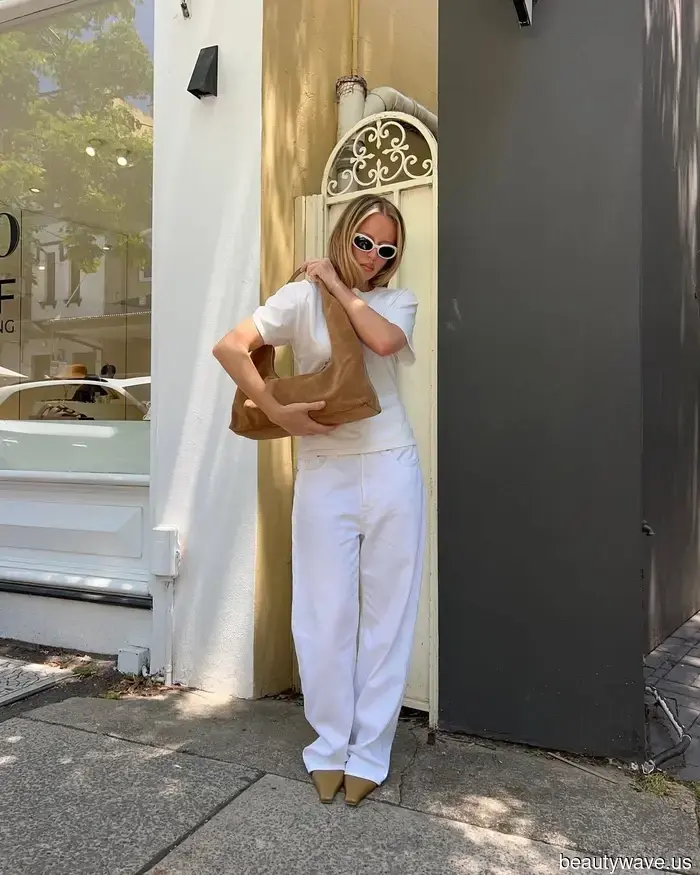 Just so you know: Currently, every fashion enthusiast is opting for this beautiful shoe color rather than black.