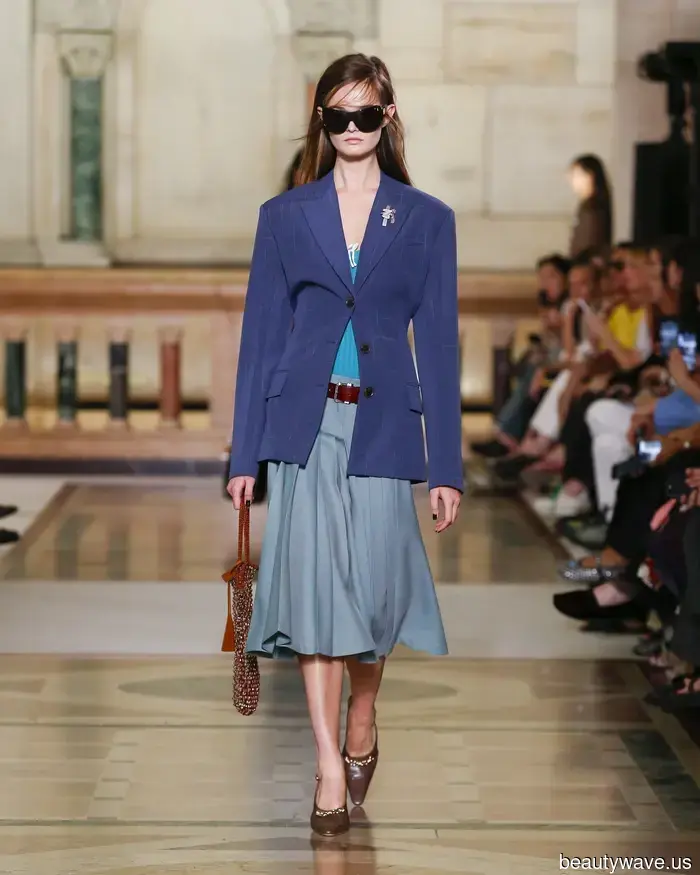 Da Tory Burch, vestirsi come una ragazza alla moda di Uptown è ciò che ci riserva la primavera 2026.