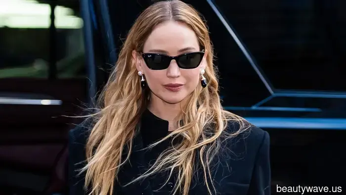 Los cinturones de bufanda no se verán pasados de moda *si* los usas con esta tendencia de denim ajustado.