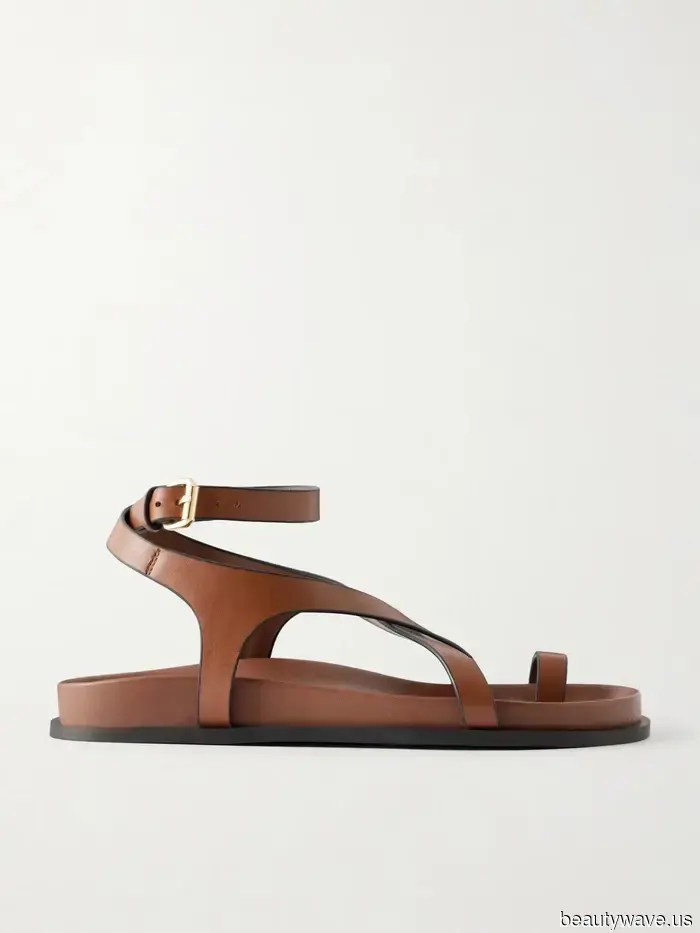 Tieni le Scarpe Nere&mdash;Questa Tendenza di Colore per Sandali Eleganti Rende i Vestiti Estivi i Più Chic