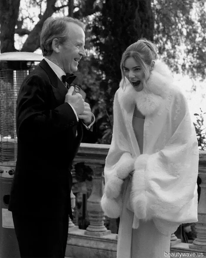 Questa sposa stilista ha indossato un abito da sposa ispirato al vestito di Audrey Hepburn in My Fair Lady.