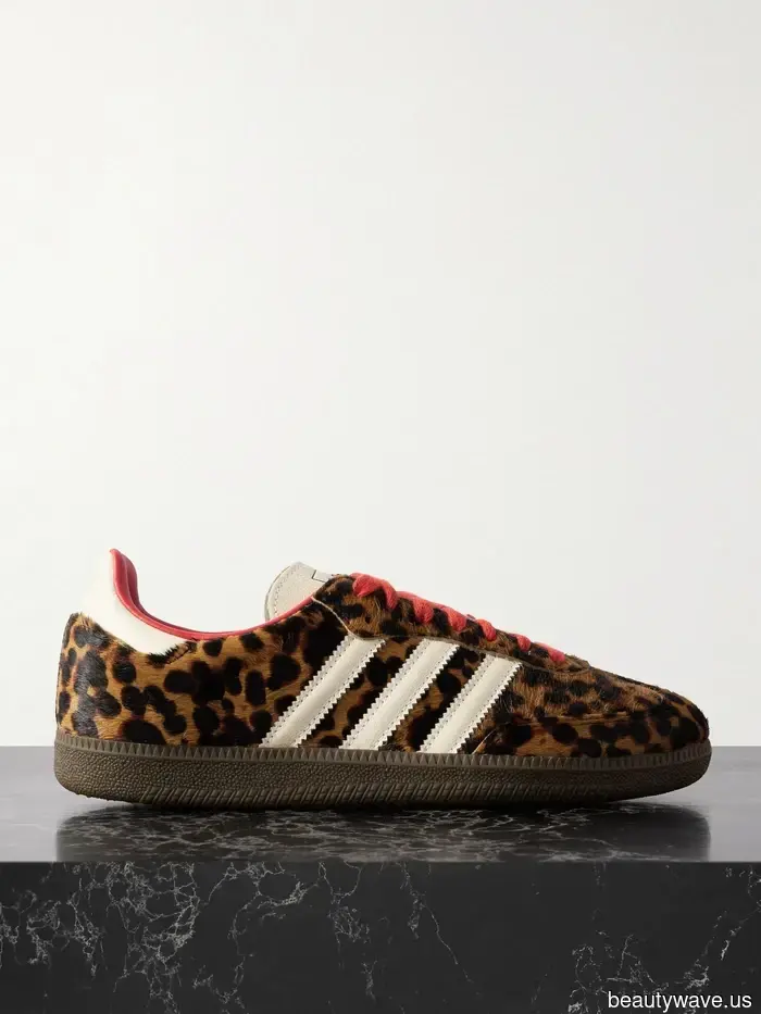 Confirmed: Jeans and a T-shirt Become Much More Exciting When Paired With This Winter Sneaker Trend.