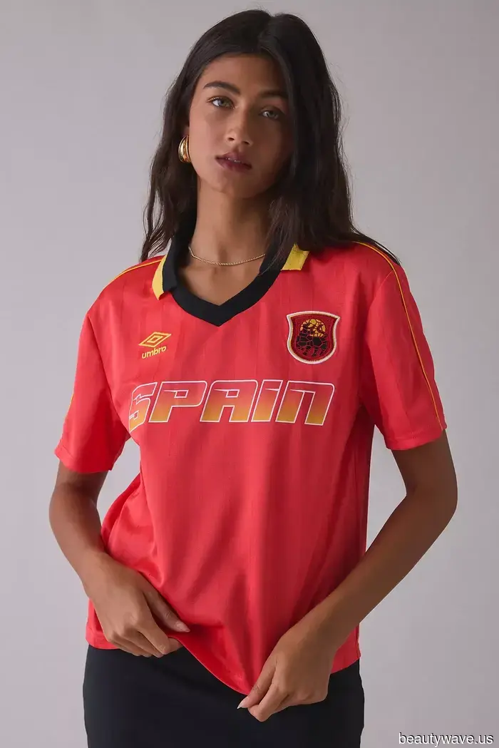Here's How All the Trendy Girls Are Wearing Sports Jerseys Without Appearing Costumey.