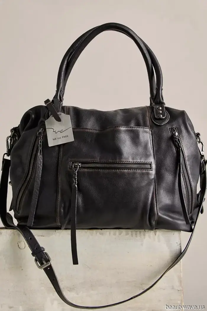 Indeed, blue skinny jeans are making a comeback—here are 7 outfits that give them a modern touch in 2025.