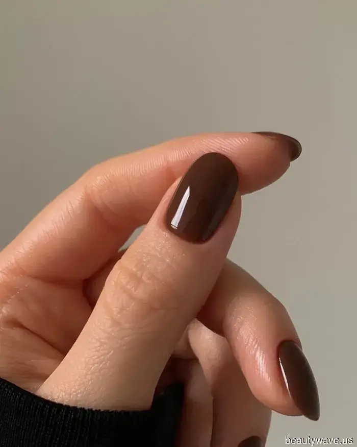 Elegante, senza tempo e ovunque guardi: I soli 9 colori di smalto scuro di cui hai bisogno per una manicure ultra-lussuosa
