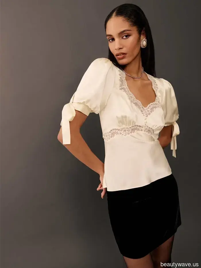 Nicht ein Tanktop, nicht ein T-Shirt: Der "veraltete" Top-Trend, den gerade jeder in der Mode mit seinen Jeans trägt.