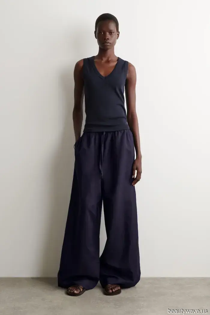 Not Black, Not White—These Are the Linen Trousers That Everyone Is Suddenly Wearing This Summer