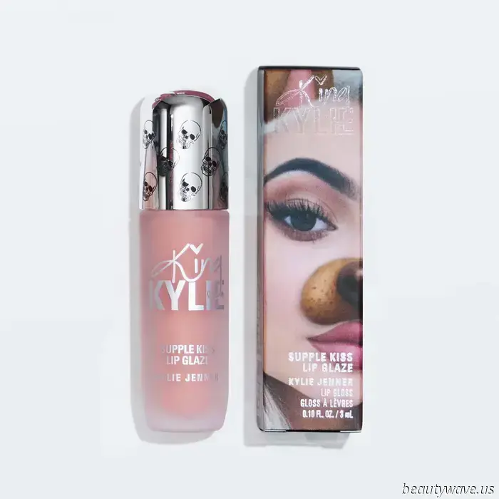 La nuova collezione di trucco di Kylie Jenner, ispirata alla nostalgia, ha appena modernizzato alcune importanti tendenze del 2015. Clicca qui per vedere tutti i prodotti in edizione limitata.