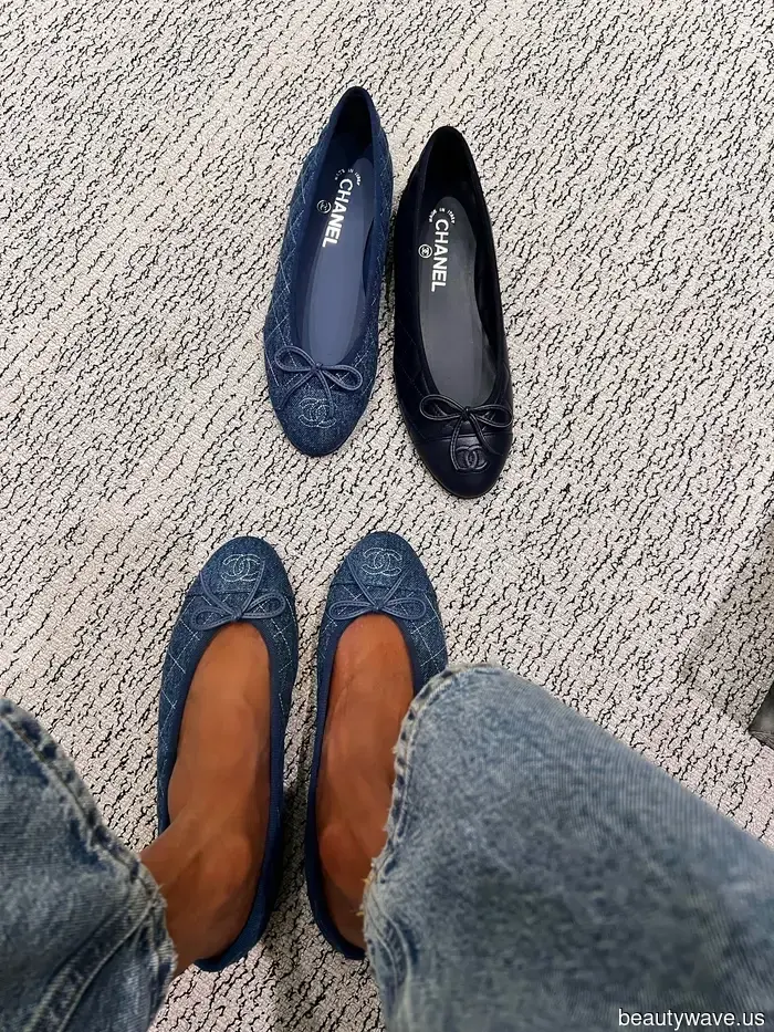 Statt Sneakers und Slipper tragen die Franzosen immer diesen schicken Schuhtrend mit cropped Jeans.