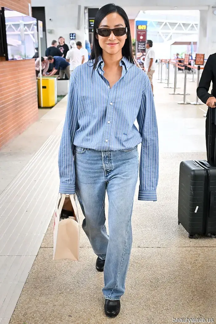 Lucir elegante en el aeropuerto en 2025 significa llevar esta tendencia de camisas y esta tendencia de zapatos con jeans.