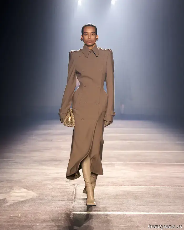 El desfile de primavera 2026 de Mugler es una colisión seductora de exuberancia, fetiches y futurismo.