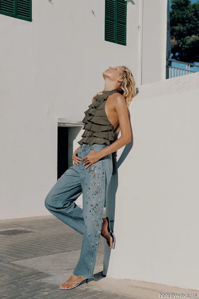 Not Leather, Not Suede—This Heels Trend Truly Looks Most Stylish with Jeans.