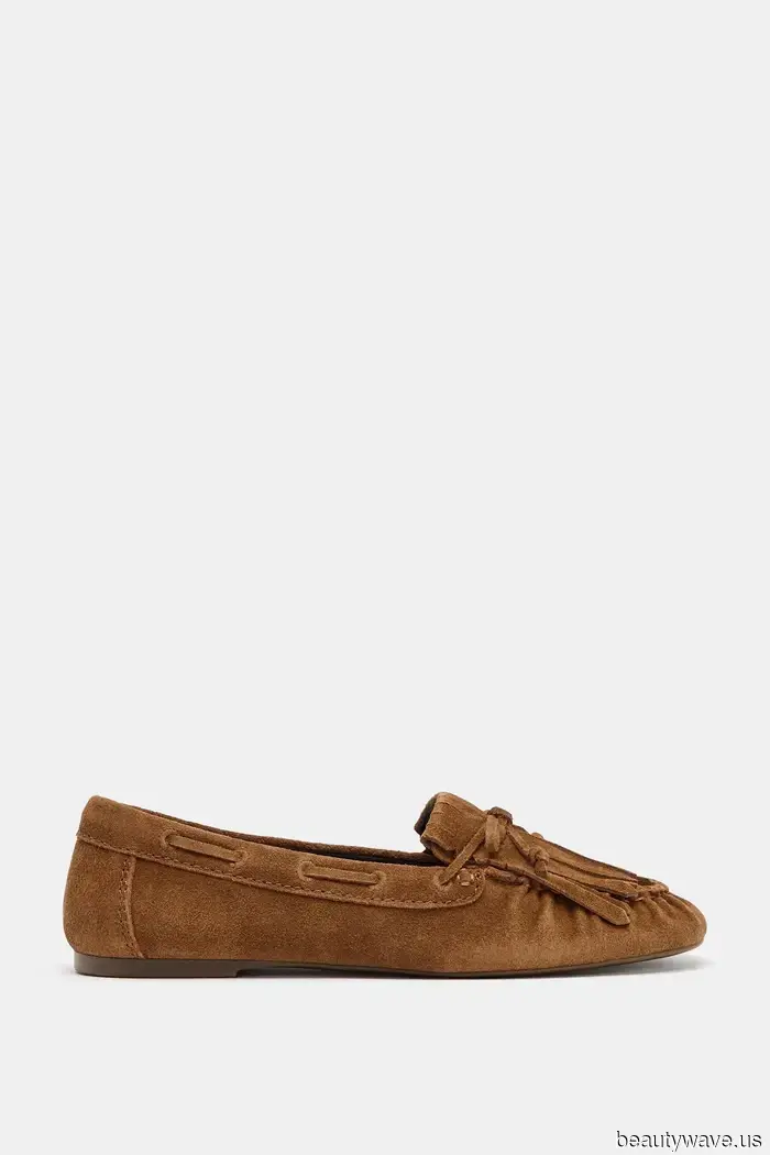 It Turns Out That This Flat-Shoe Trend Pairs Well with Dark-Wash Jeans