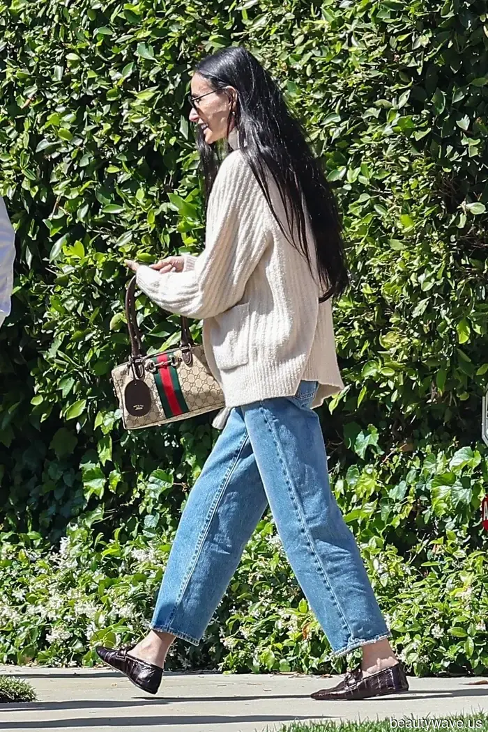 No Croc&mdash;Las personas de moda en sus 30 y 60 años están usando esta elegante tendencia de zapatos con jeans