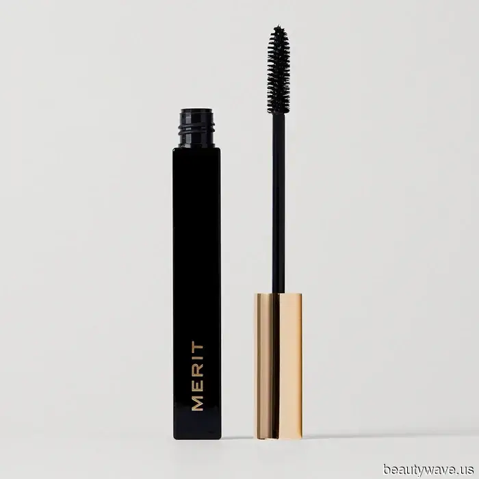 I've been quietly trying out Merit's new mascara, and it's really impressive.