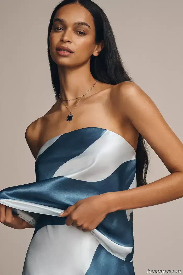 The Most Fashionable Girls in New York Only Opt for This Summer Shirt Trick When Temperatures Reach 85°F.