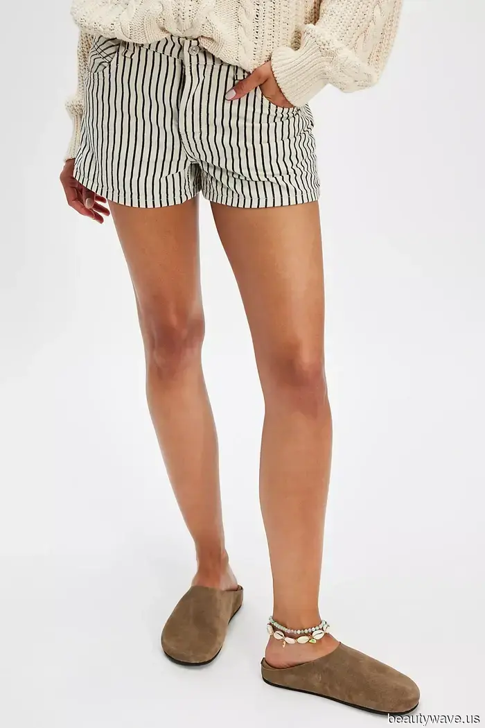 Lily Collins ha appena indossato la tendenza delle scarpe flat di lusso che rende i pantaloni da lounge eleganti invece di pigri.