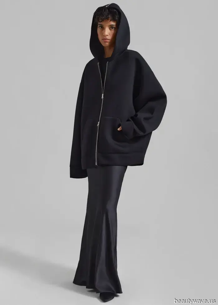 Non è un maglione&mdash;Il basic preferito di Hailey Bieber per il pre-autunno rende i leggings i più cool.
