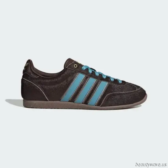 In my opinion, the key to styling this fall's trendiest color combination begins with these sneakers.