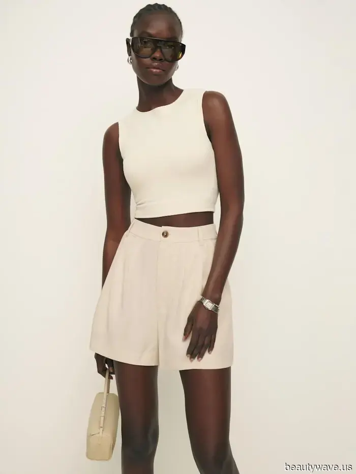 Petite women understand that pairing shorts with flat shoes always appears sophisticated.