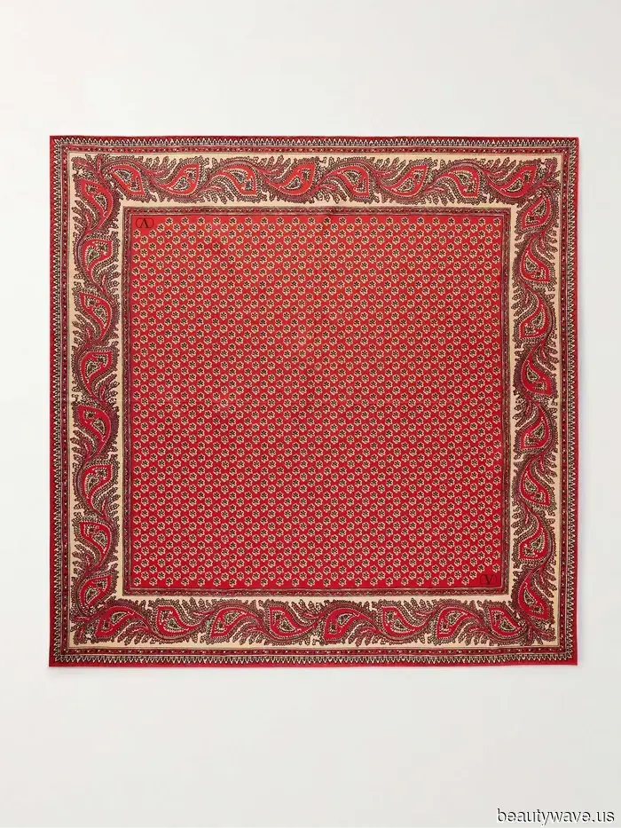 Siehe: Eine Lektion darin, wie man einen Seidenschal trägt, courtesy of New York, London und Paris' stilvollsten.