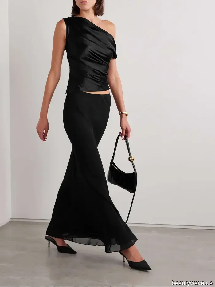 To achieve an elegant look this festive season, pair this blouse with jeans or trousers.