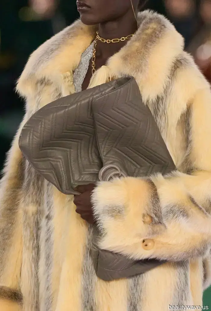 You’re a fashionista if you’re sporting one of these 7 winter handbag trends.