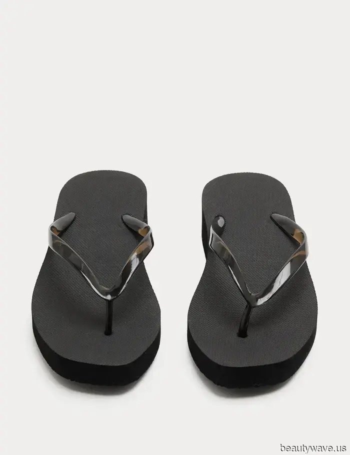 Forget about kitten heels and ballet flats—this shoe trend enhances the chicness of capri pants.