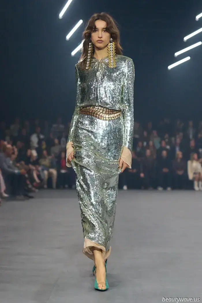 Alessandro Michele bringt sanfte Eleganz und zarte Romantik für Valentinos Frühjahr 2026