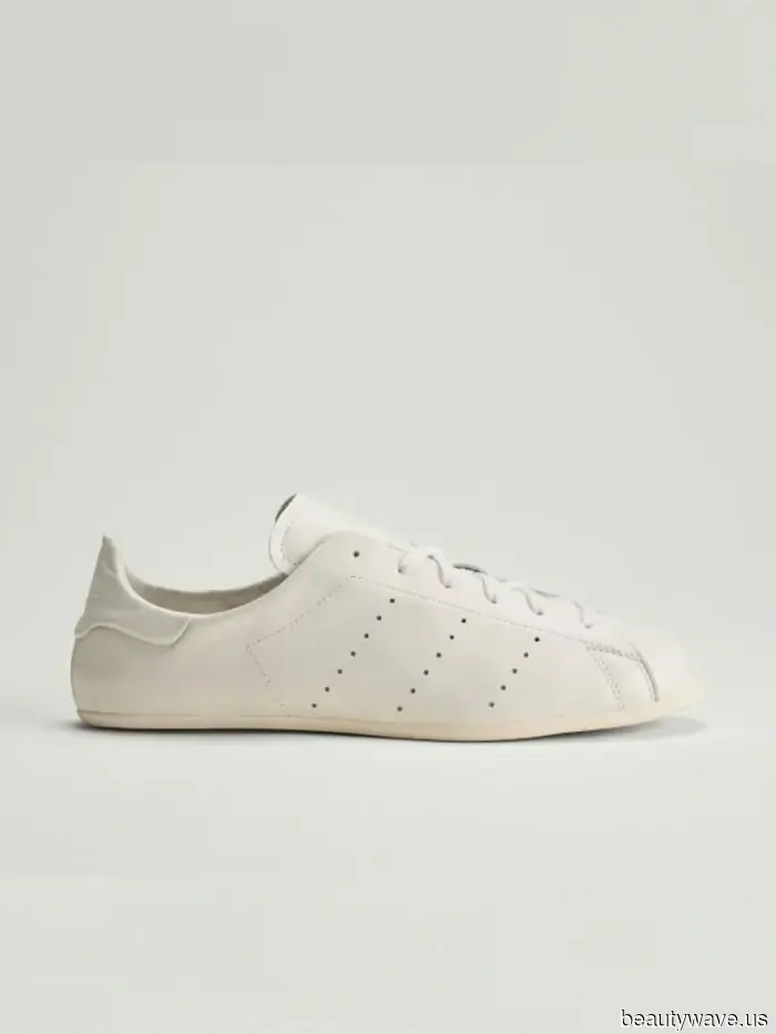 It-Girls wissen, dass einfache Sommeroutfits mit weißen Sneakers und diesem Anti-Jeans-Hosen-Trend beginnen.