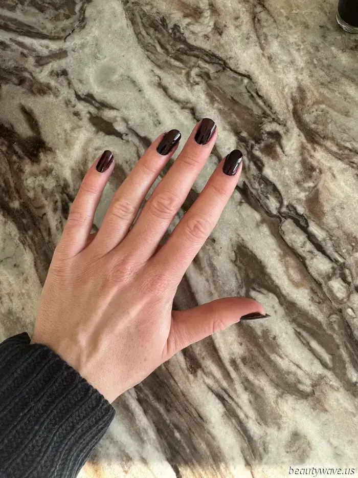 No es burdeos — este inesperado color de uñas de OPI está en las manos más elegantes de cara al invierno.